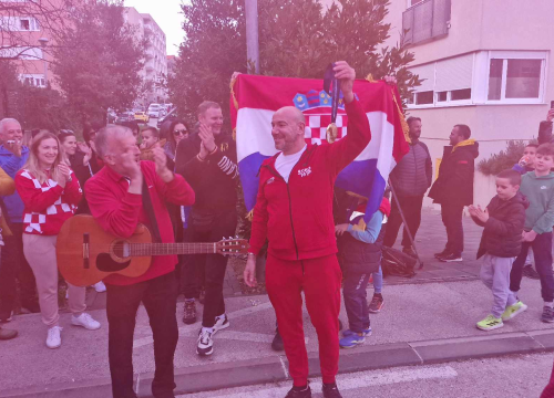Fotografija 11 - Ivica Tucak ostao bez teksta: Susjedi na Šubićevcu pripremili mu doček kojem se nije nadao, ali se oduševio