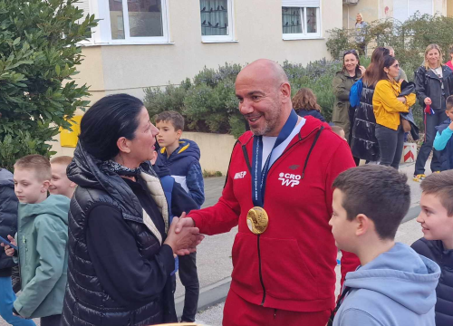 Fotografija 15 - Ivica Tucak ostao bez teksta: Susjedi na Šubićevcu pripremili mu doček kojem se nije nadao, ali se oduševio