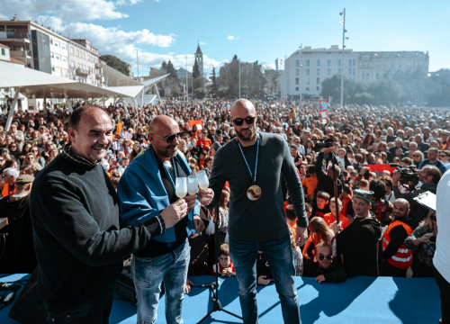 Šibenčani masovno dočekali svjetske prvake, Tucak: 'Gdje god pođem osjećam ljubav koju mi pružate'