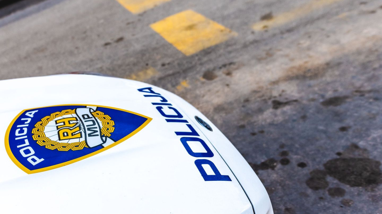 U prometnoj nesreći na Carićevim okukama tri osobe zatražile liječničku pomoć