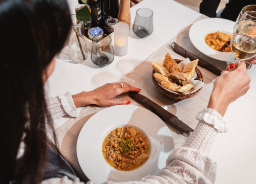 Proslavite Dan žena uz dva benda i večeru u tri slijeda u hotelu Jadran!