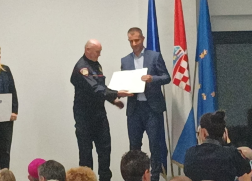 Stožeru civilne zaštite Grada Drniša dodijeljena zahvalnica za izuzetan doprinos razvoju sustava