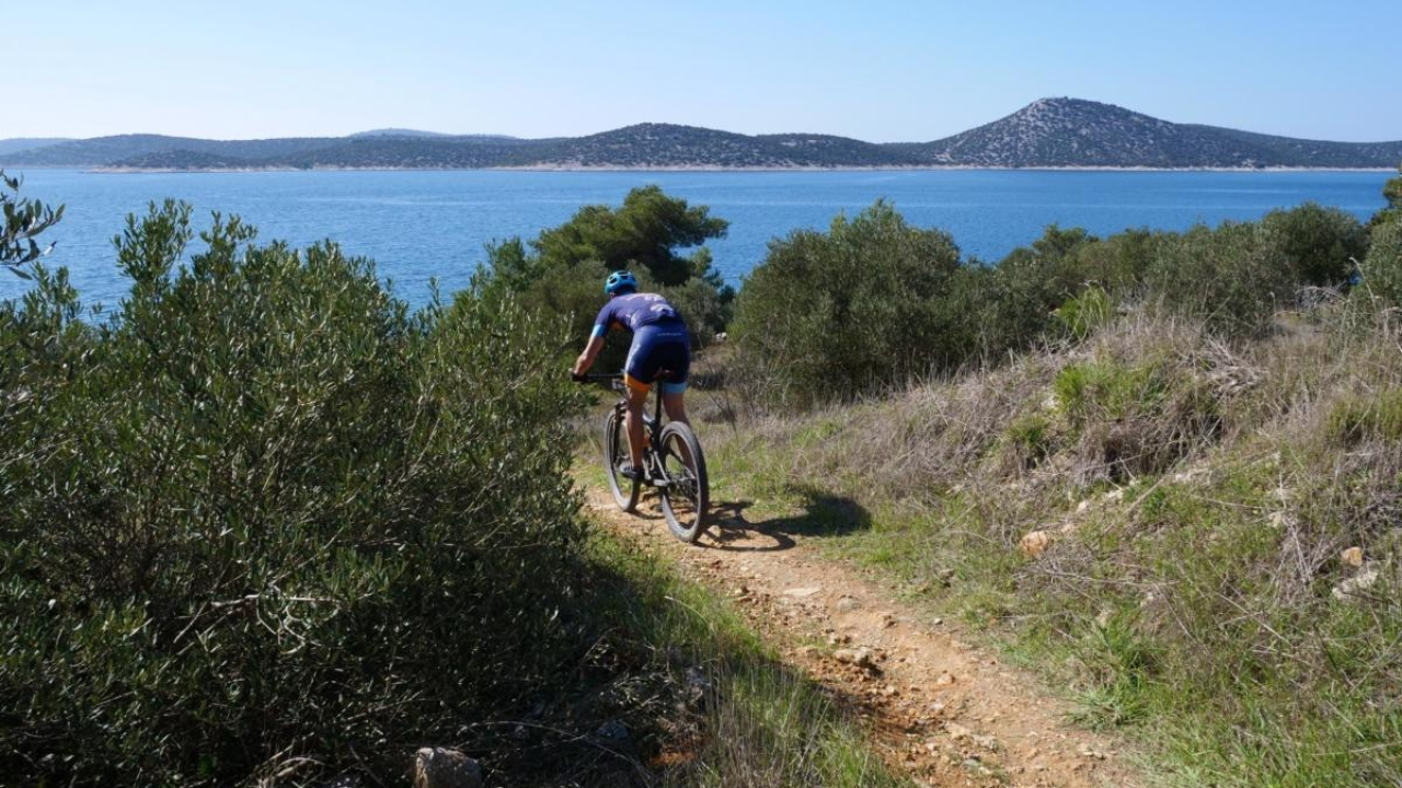 Otok Prvić ove nedjelje domaćin je jedinstvene biciklističke utrke