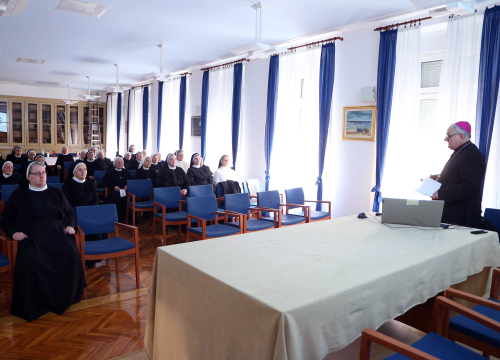 Fotografija 4 - Održan korizmeni susret redovnica i biskupa Tomislava Rogića