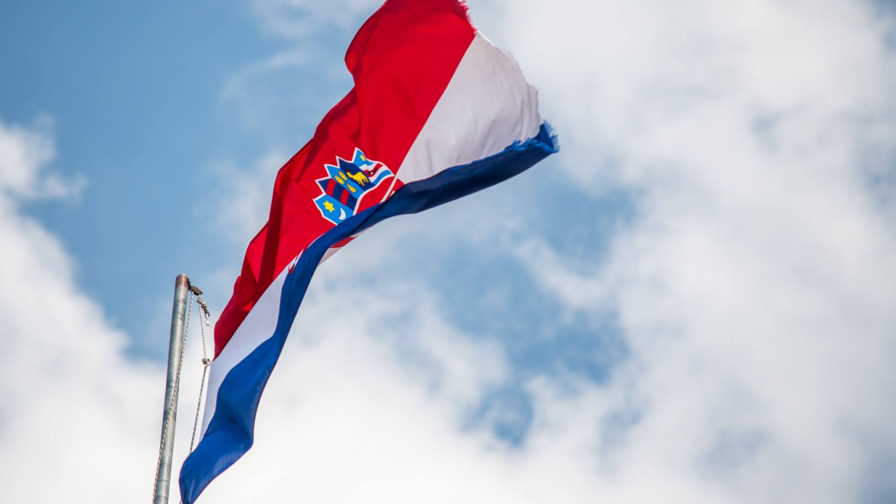 Optužen muškarac koji je u Dalju sa spomenika skinuo zastavu, gazio je i pjevao četničke pjesme