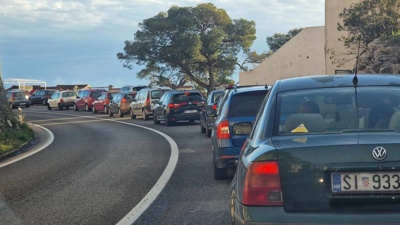 Velika kolona nakon prometne na Carićevim okukama, vozite obilazno