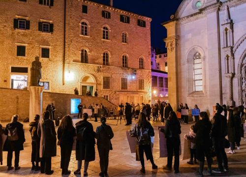 Fotografija 5 - Ništa cvijeće i bombonijere: Šibenčanke, uz pokojeg Šibenčana, proslavile Dan žena na drugačiji način