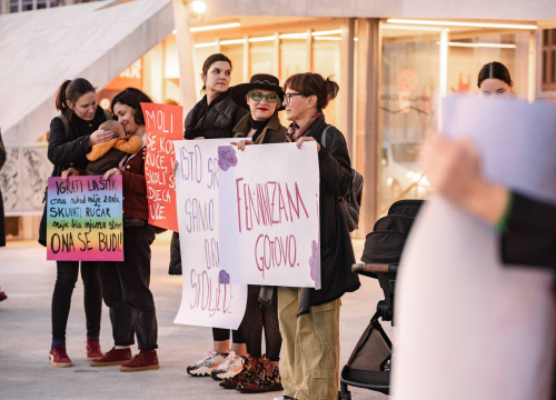 Fotografija 23 - Ništa cvijeće i bombonijere: Šibenčanke, uz pokojeg Šibenčana, proslavile Dan žena na drugačiji način