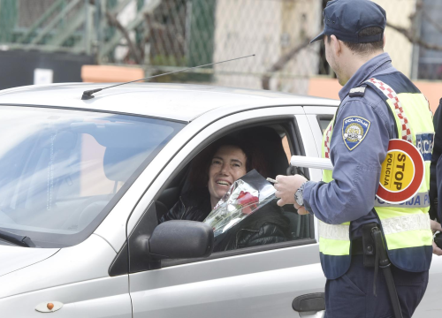 Fotografija 2 - Šibenska policija zaustavljala vozačice, a onda ih iznenadila ružama