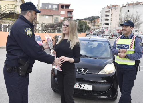 Fotografija 1 - Šibenska policija zaustavljala vozačice, a onda ih iznenadila ružama