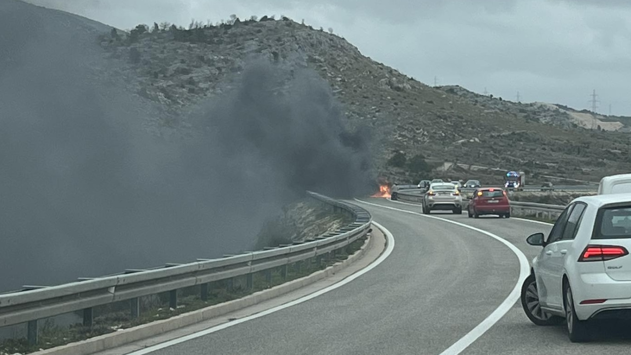 Automobil u plamenu kod izlaza s autoceste poviše Dubrave