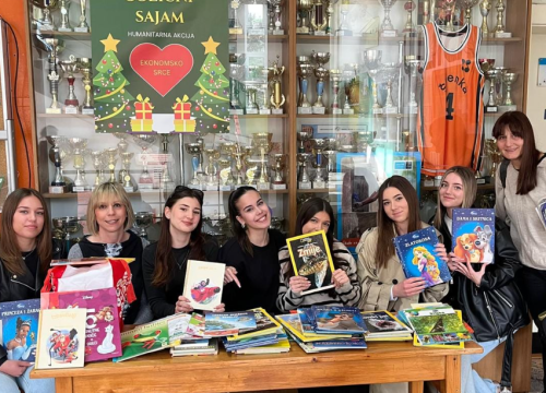 Šibenski gimnazijalci prikupili i darovali knjige Odjelu pedijatrije