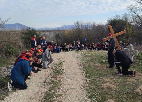 Križni put Prominom dug je 28 kilometara, čuvari groba nose drveni križ