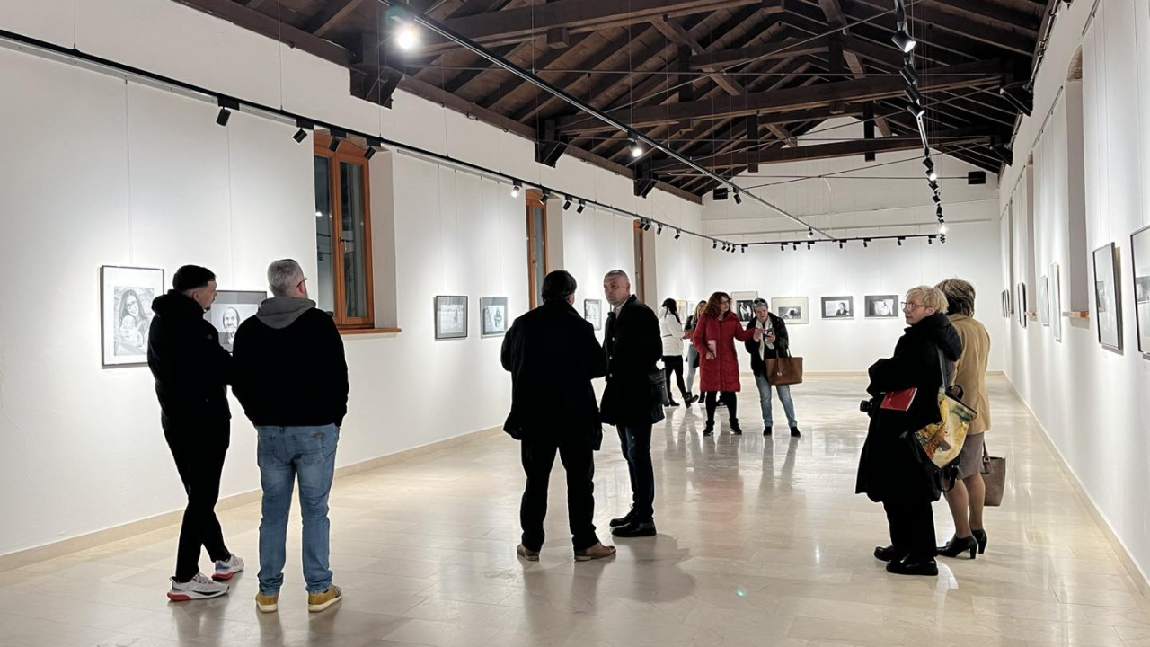 U Kninu otvorena izložba članica Foto kluba Šibenik 'Žena je...'