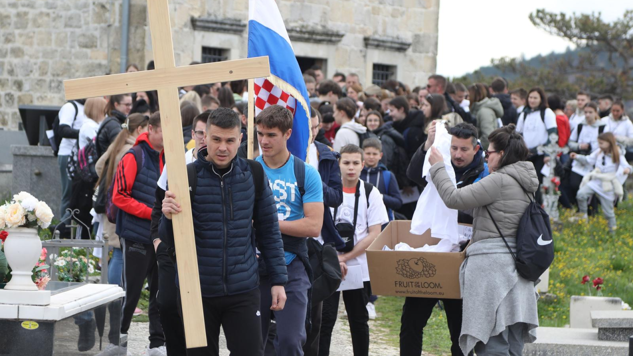 Križni put mladih ŠIbenske biskupije održan pod geslom 'Meni je štit Bog'