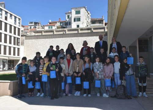 Osnovnoškolci iz Murtera kod župana Jelića 'iz prve ruke' učili o radu Županije