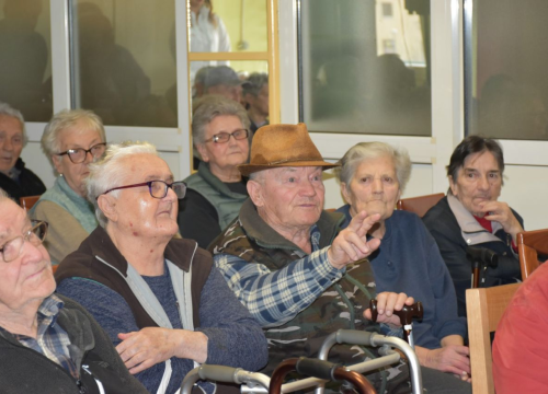 Fotografija 2 - Župan Marko Jelić podijelio uskršnje pogače u Cvjetnom domu