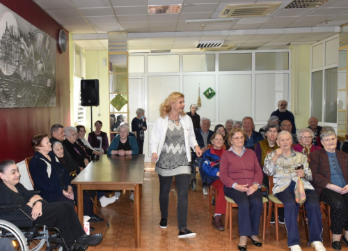 Fotografija 3 - Župan Marko Jelić podijelio uskršnje pogače u Cvjetnom domu