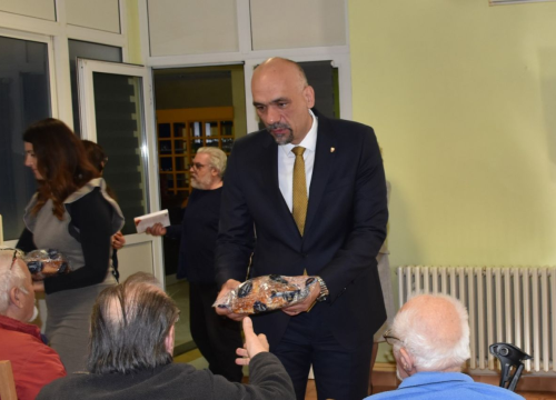 Fotografija 5 - Župan Marko Jelić podijelio uskršnje pogače u Cvjetnom domu