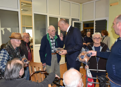 Fotografija 6 - Župan Marko Jelić podijelio uskršnje pogače u Cvjetnom domu
