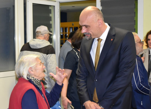 Fotografija 7 - Župan Marko Jelić podijelio uskršnje pogače u Cvjetnom domu
