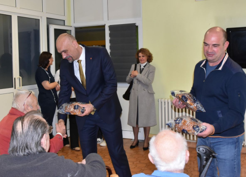 Župan Marko Jelić podijelio uskršnje pogače u Cvjetnom domu