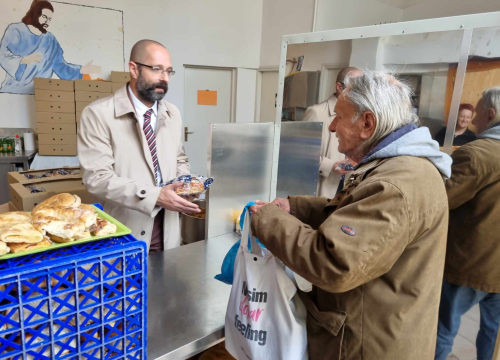 Fotografija 2 - Dogradonačelnik Mileta podijelio pogače korisnicima pučke kuhinje Caritasa