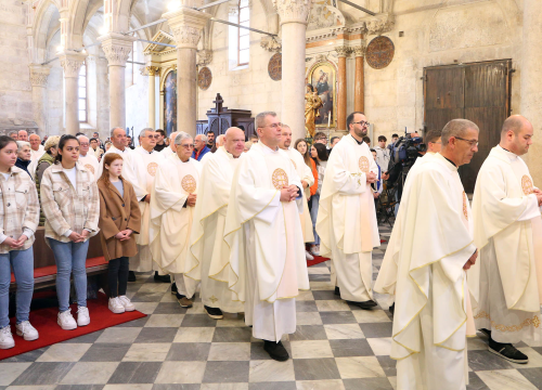 Fotografija 7 - Jutros u katedrali biskup predvodio misu posvete ulja za krizme i bolesničko pomazanje