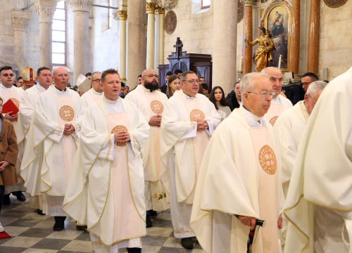 Fotografija 9 - Jutros u katedrali biskup predvodio misu posvete ulja za krizme i bolesničko pomazanje