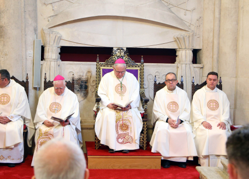 Fotografija 10 - Jutros u katedrali biskup predvodio misu posvete ulja za krizme i bolesničko pomazanje