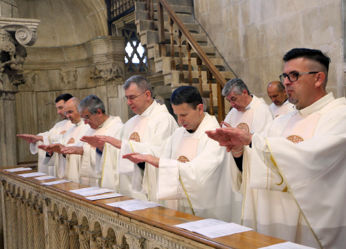 Fotografija 11 - Jutros u katedrali biskup predvodio misu posvete ulja za krizme i bolesničko pomazanje