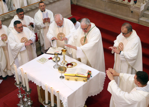Fotografija 12 - Jutros u katedrali biskup predvodio misu posvete ulja za krizme i bolesničko pomazanje