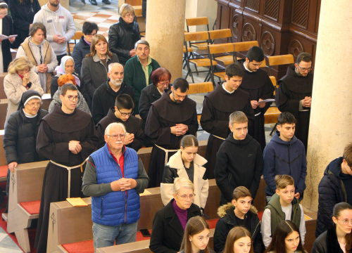 Fotografija 16 - Jutros u katedrali biskup predvodio misu posvete ulja za krizme i bolesničko pomazanje