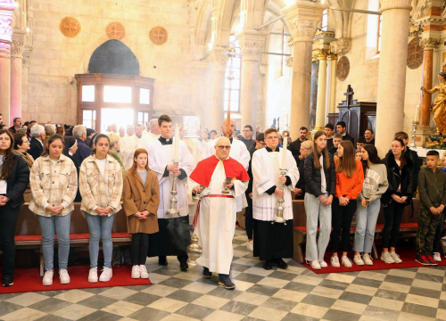 Fotografija 13 - Jutros u katedrali biskup predvodio misu posvete ulja za krizme i bolesničko pomazanje