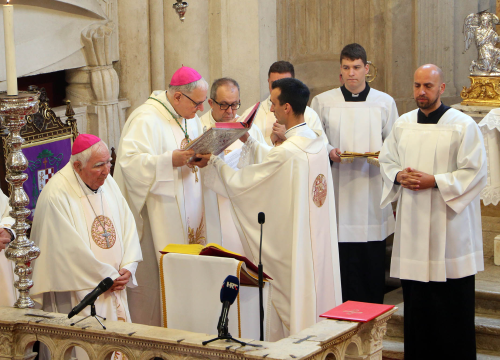 Fotografija 14 - Jutros u katedrali biskup predvodio misu posvete ulja za krizme i bolesničko pomazanje