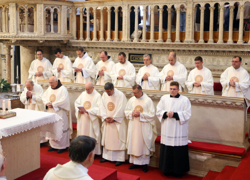 Fotografija 2 - Jutros u katedrali biskup predvodio misu posvete ulja za krizme i bolesničko pomazanje