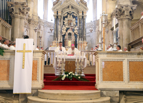 Fotografija 3 - Jutros u katedrali biskup predvodio misu posvete ulja za krizme i bolesničko pomazanje