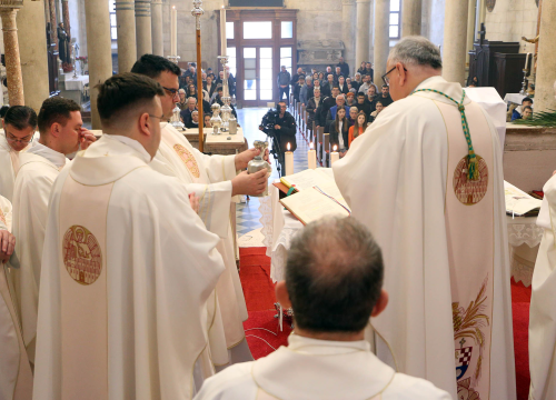 Fotografija 4 - Jutros u katedrali biskup predvodio misu posvete ulja za krizme i bolesničko pomazanje