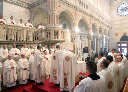 Fotografija 5 - Jutros u katedrali biskup predvodio misu posvete ulja za krizme i bolesničko pomazanje