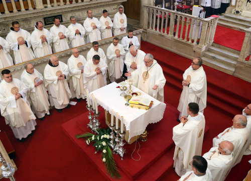 Fotografija 6 - Jutros u katedrali biskup predvodio misu posvete ulja za krizme i bolesničko pomazanje