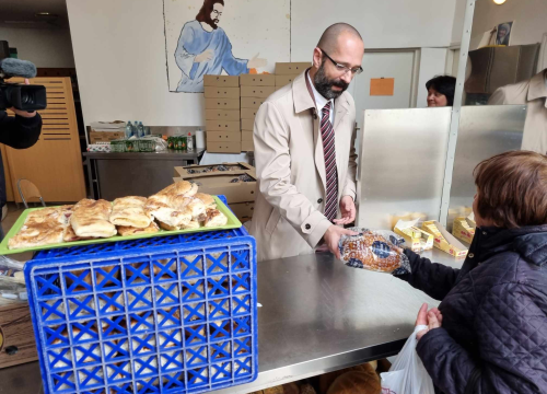 Dogradonačelnik Mileta podijelio pogače korisnicima pučke kuhinje Caritasa