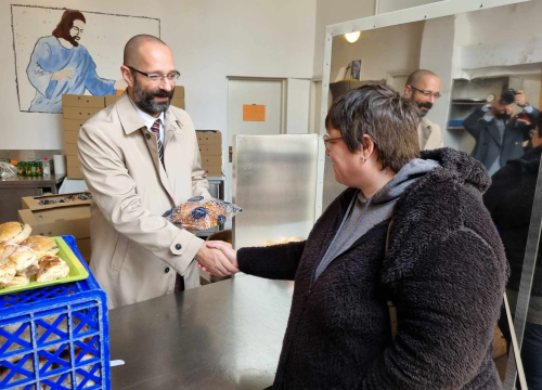 Fotografija 3 - Dogradonačelnik Mileta podijelio pogače korisnicima pučke kuhinje Caritasa