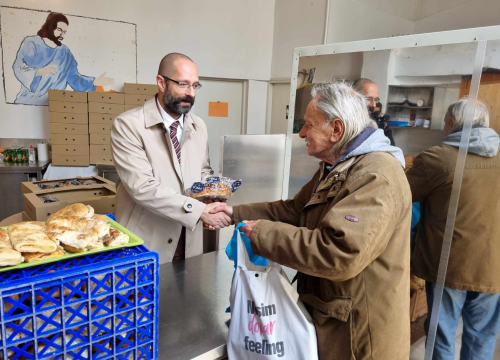 Fotografija 4 - Dogradonačelnik Mileta podijelio pogače korisnicima pučke kuhinje Caritasa