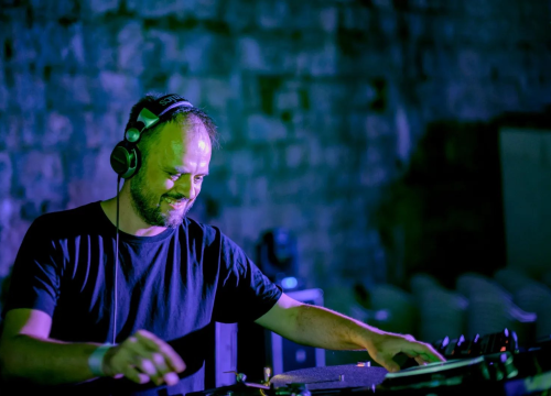 Autentičan, intrigantan i istinski predan muzici, u Šibenik dolazi Mozer