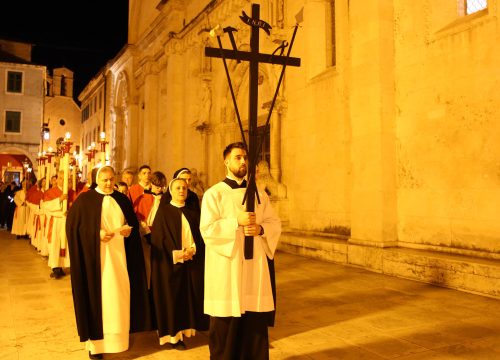 Obrede Velikog petka u katedrali sv. Jakova predvodio biskup Rogić