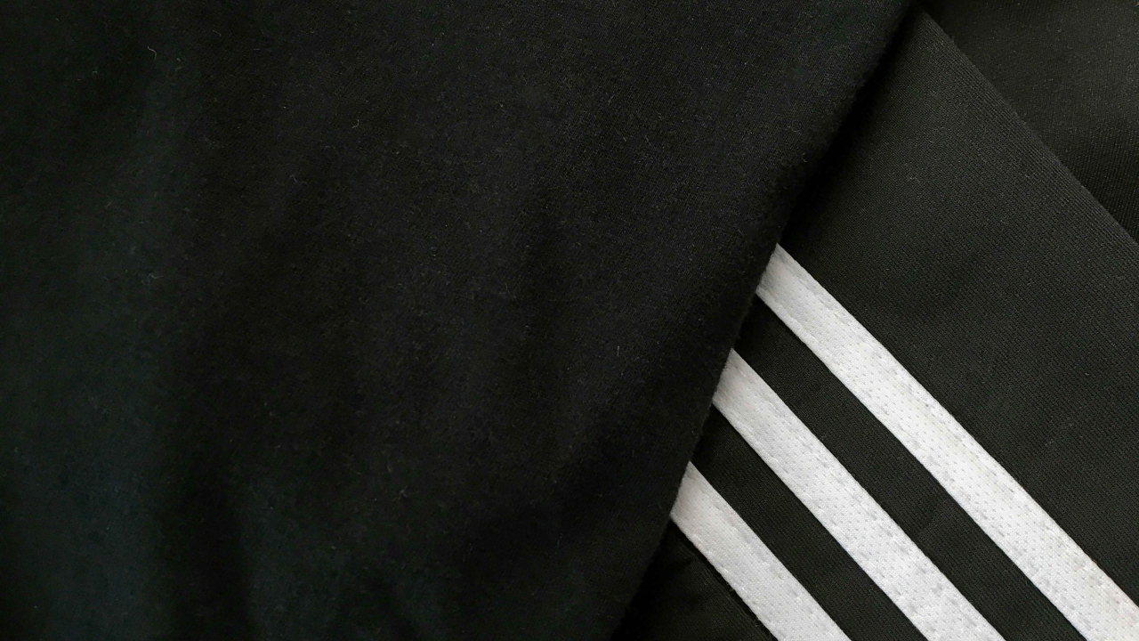 Adidas zaustavio prodaju dresova s brojem 44 koji sliči logu SS-a