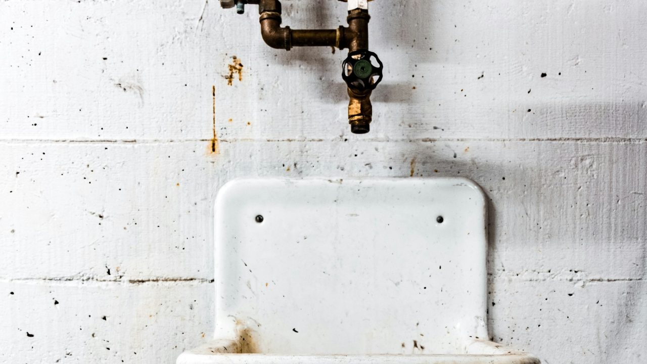 Lopov u kući u Kninu demontirao i otuđio bojler i slavine