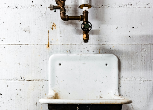 Lopov u kući u Kninu demontirao i otuđio bojler i slavine