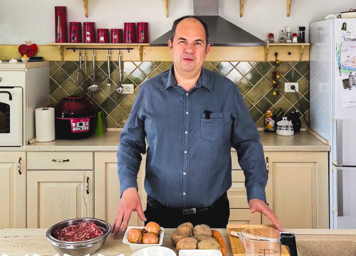 Obiteljska kužina by Ivo Kronja: Tajna savršene musake i hrskave bademove kiflice