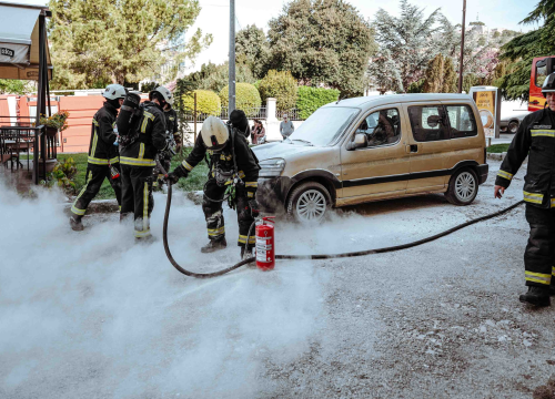 Fotografija 2 - Zapalilo se auto kod PBZ banke u centru Šibenika: Vatrogasci brzom intervencijom spasili stvar
